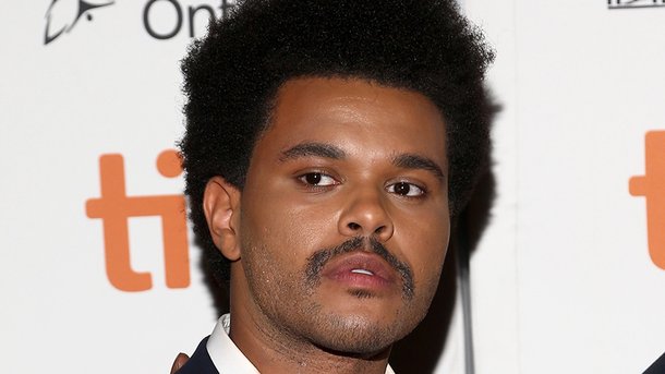 The Weeknd: l’artiste change radicalement de look!