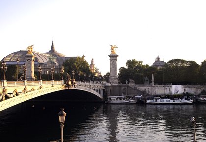 Le signe de ralliement sous le Pont Alexandre III à Paris