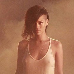 Rihanna_diamonds3