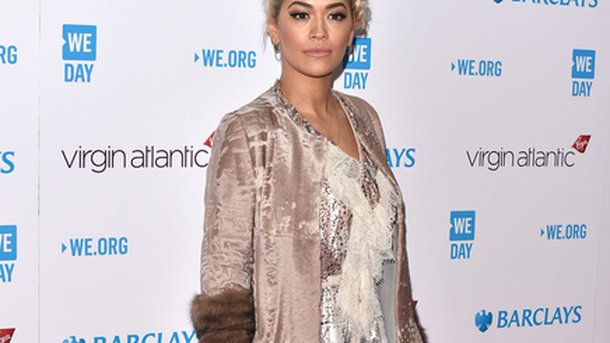 Rita Ora : ultra sexy en petite culotte et costume bavarois pour LOVE!