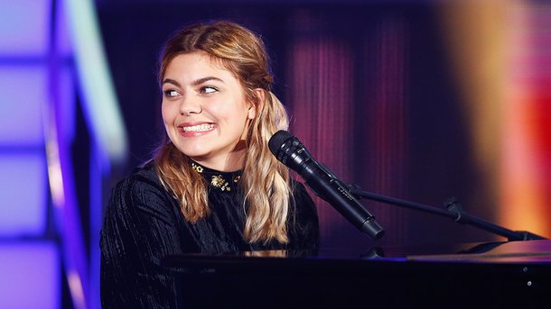 Louane partage les coulisses du tournage du clip de "Donne-moi ton cœur"