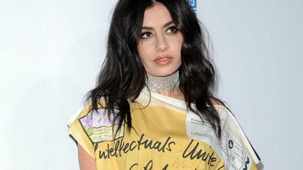 Charli XCX dévoile son nouveau single, «Babygirl»!