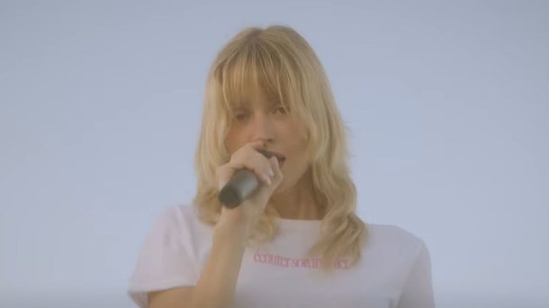 Angèle dévoile une nouvelle version de "Dis-le" sur les toits de New York