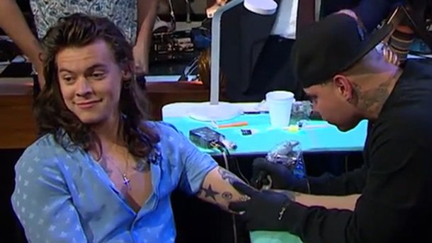 Harry Styles: il se fait tatouer en direct à la télévision!