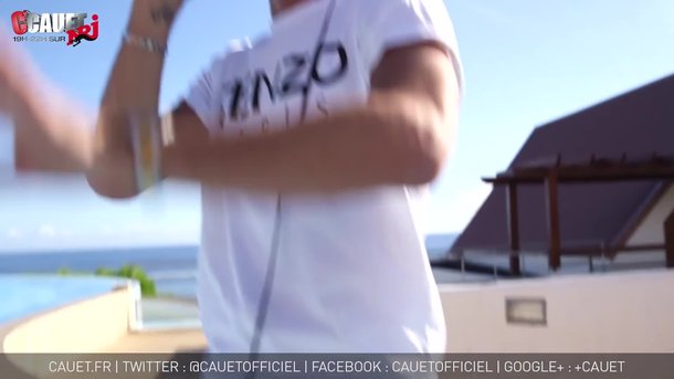 Julie se ramasse dans la piscine pendant le live de Ridsa
