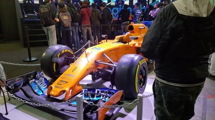 Logitech a profité de son espace pour y "inviter" une formule 1 pour illustrer son challenge sur Project Cars 2. Et pourquoi pas !