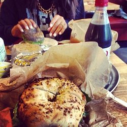 J'ai jamais vue un bagel aussi gros de ma vie. Et vous ? #NYC
