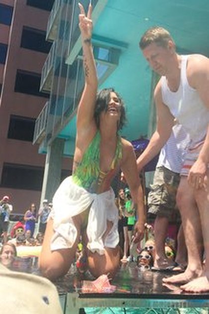 Demi Lovato chute pendant un concert