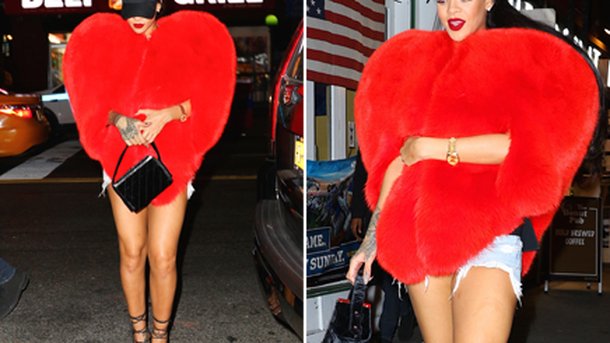 Rihanna : son improbable fourrure en forme de cœur à 15 000 dollars!