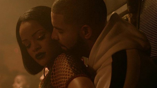 Drake et Rihanna : ils s'embrassent sur scène!