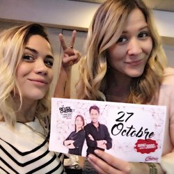 Caro et Stéphanie présentent la date d'anniversaire