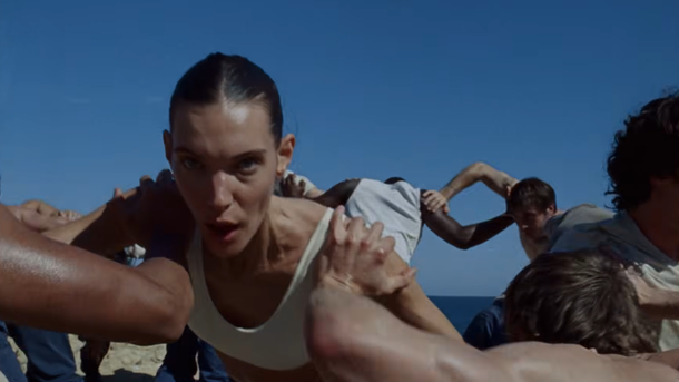 Charlotte Cardin dévoile son nouveau titre "Take Me Back" pour faire venir l'été