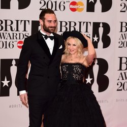 Kylie Minogue et Joshua Sasse arrivent aux Brit Awards 2016