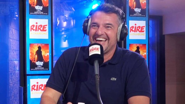 Elie Semoun pose une question à Arnaud Ducret