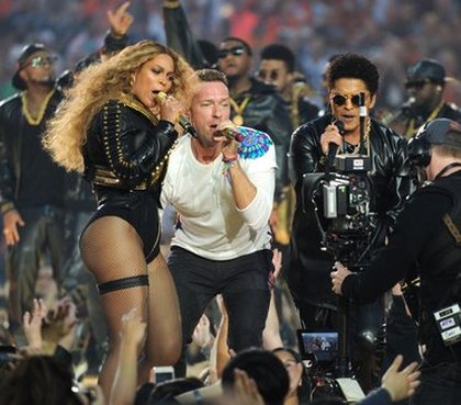 Beyoncé, Chris Martin et Bruno Mars lors de la mi-temps du Superbowl!