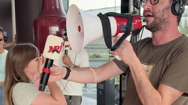 Manu va chercher Marine à l’hôtel avec un mégaphone 😂