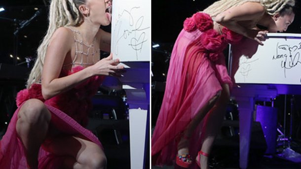 Miley Cyrus: elle lèche un piano… pour la bonne cause!