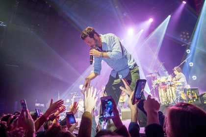 Christophe Maé échange avec le public lors du Concert Super Privé Angers Trélazé