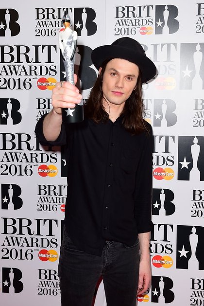 James Bay arrive aux Brit Awards 2016