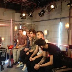 One Direction: Qui est prêt pour la photo des 1D de la semaine?! Regardez les gars backstage au lancement de la Youngeneration mercredi dernier! 1DHQ 