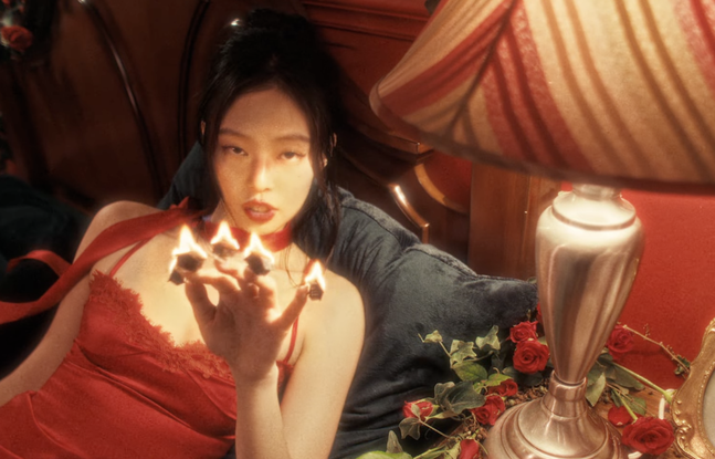Jennie dans le clip "Fallen Angel"