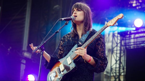 Clara Luciani: la remarque sur sa voix qui l'a poussée à chanter en solo