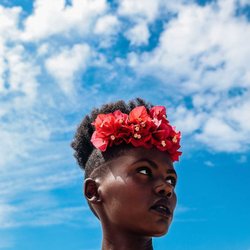 Le bun orné d'une couronne de fleurs