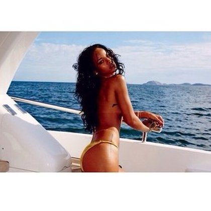 Rihanna enlève le haut !