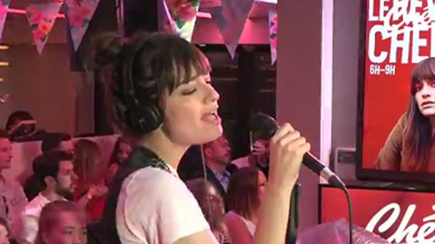 Clara Luciani interprète "La Grenade" en live dans Le Réveil Chérie