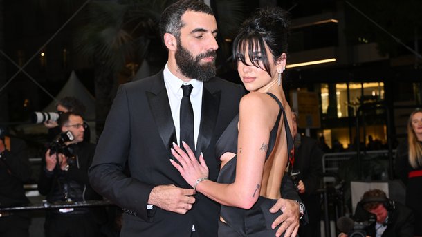 Dua Lipa dans la main de Romain Gavras au Festival de Cannes
