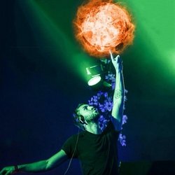 Calvin Harris: J’ai réussi à produire une  boule de feu hier soir avec mon doigt pendant mon set je suis content qu’il y ai une photo je suis pas sûr de pouvoir le refaire...