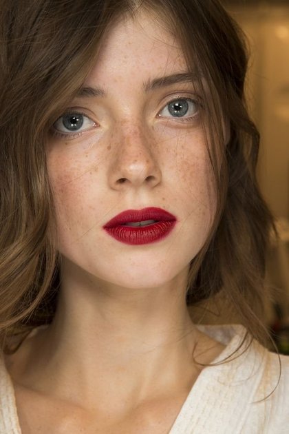 La bouche rouge vif pour un make up naturel mais intense
