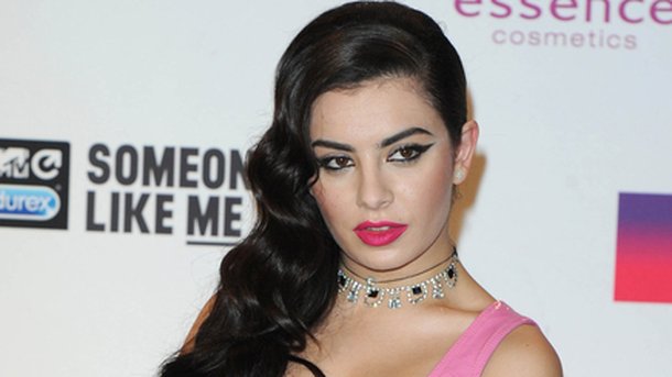 Charli XCX devient top-modèle!