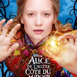 Mia Wasikowska est Alice - Alice de l'autre côté du miroir