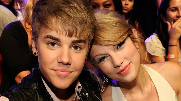 Taylor Swift filmée dans sa cuisine par sa mère: Justin Bieber se moque de la vidéo!