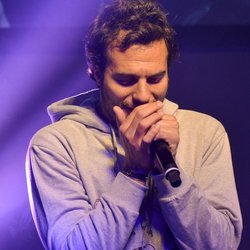 Amir sur la scène du Concert privé Pop Love