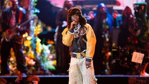 « Calm Down » : Rema enflamme les BRIT Awards en live