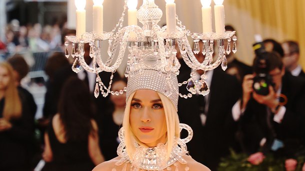MET Gala 2019: Katy Perry transformée en chandelier, son incroyable look sur le tapis rouge