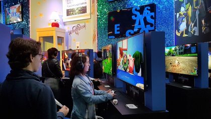 Le stand Square Enix propose deux démos jouables de Kingdom Hearts 3 sur PS4, mais on peut aussi y jouer sur Xbox One, sur le stand Xbox.