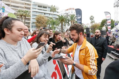 Claudio Capéo chez Manu dans le 6/9 - NRJ Music Awards 2017
