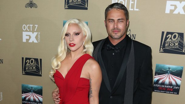 Lady Gaga soutient son homme à l'avant première de «The Forest»!