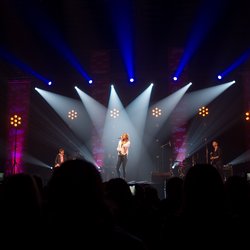 Zazie sur la scène du Concert privé Pop Love de Trélazé