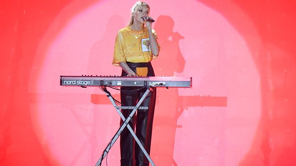 Angèle parle de sa rupture dans son nouveau hit «Perdus»