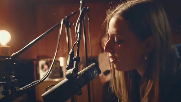 Helena appelle aux votes en chantant une nouvelle version de son hit "Aimée pour de vrai"