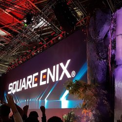 Le stand de Square Enix a une belle fontaine. Oui, une fontaine !