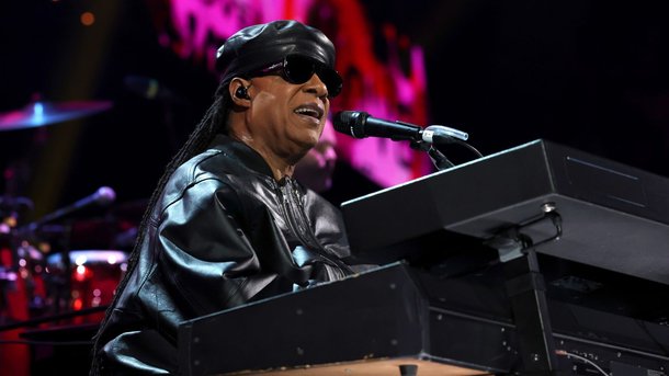 Stevie Wonder et Sting électrisent le concert FireAid avec "Superstition"