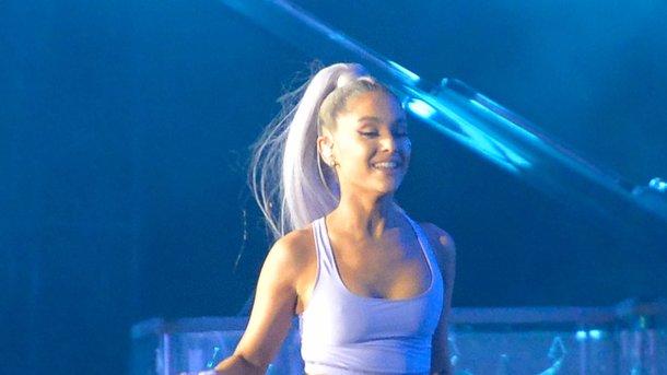 Ariana Grande: ses fans de Manchester reprennent «No Tears Left To Cry»