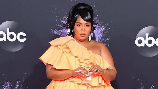 Lizzo porte le plus petit sac au monde!