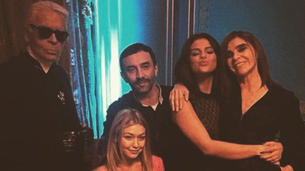 Selena Gomez : rayonnante à la Fashion Week de Paris!