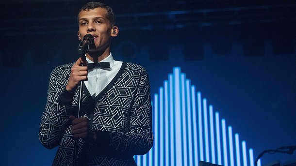 "Carmen": comment Stromae critique les réseaux sociaux dans son clip